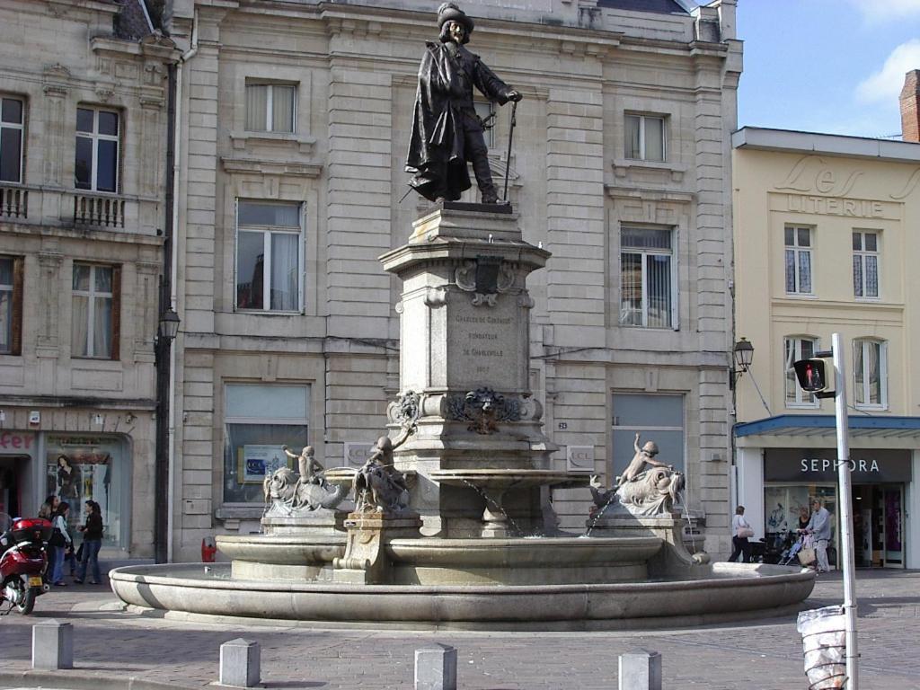 Budget Appart Avec Parking Au Centre-Ville Charleville-Mézières Kültér fotó